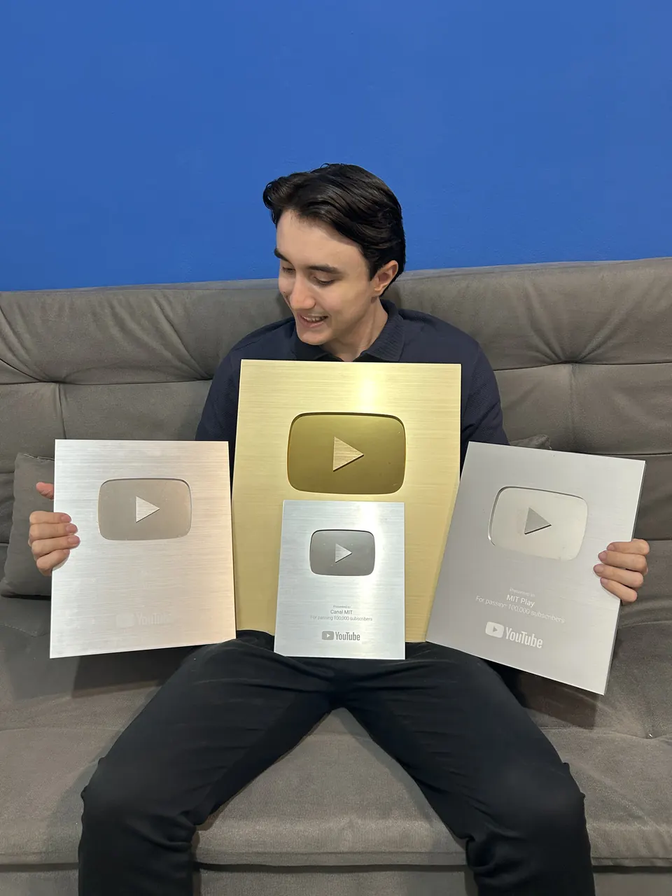 Lucas, criador da MIT Academy com placas do YouTube